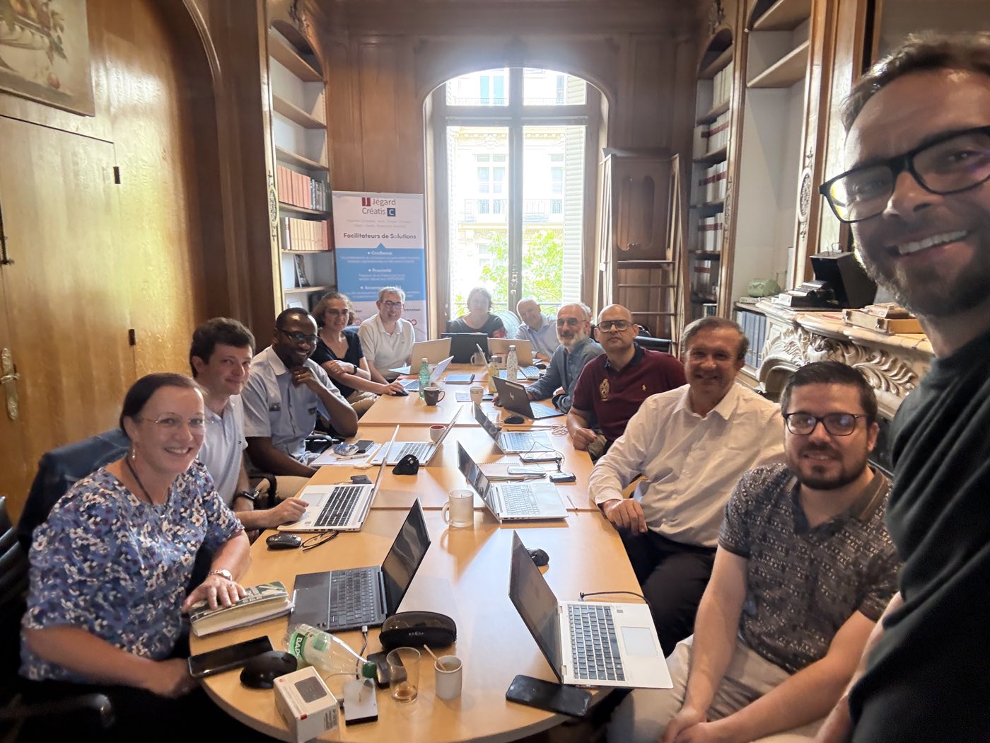 Groupe de travail réuni autour de la table lors d'une journée charte IA animée par SmartForge