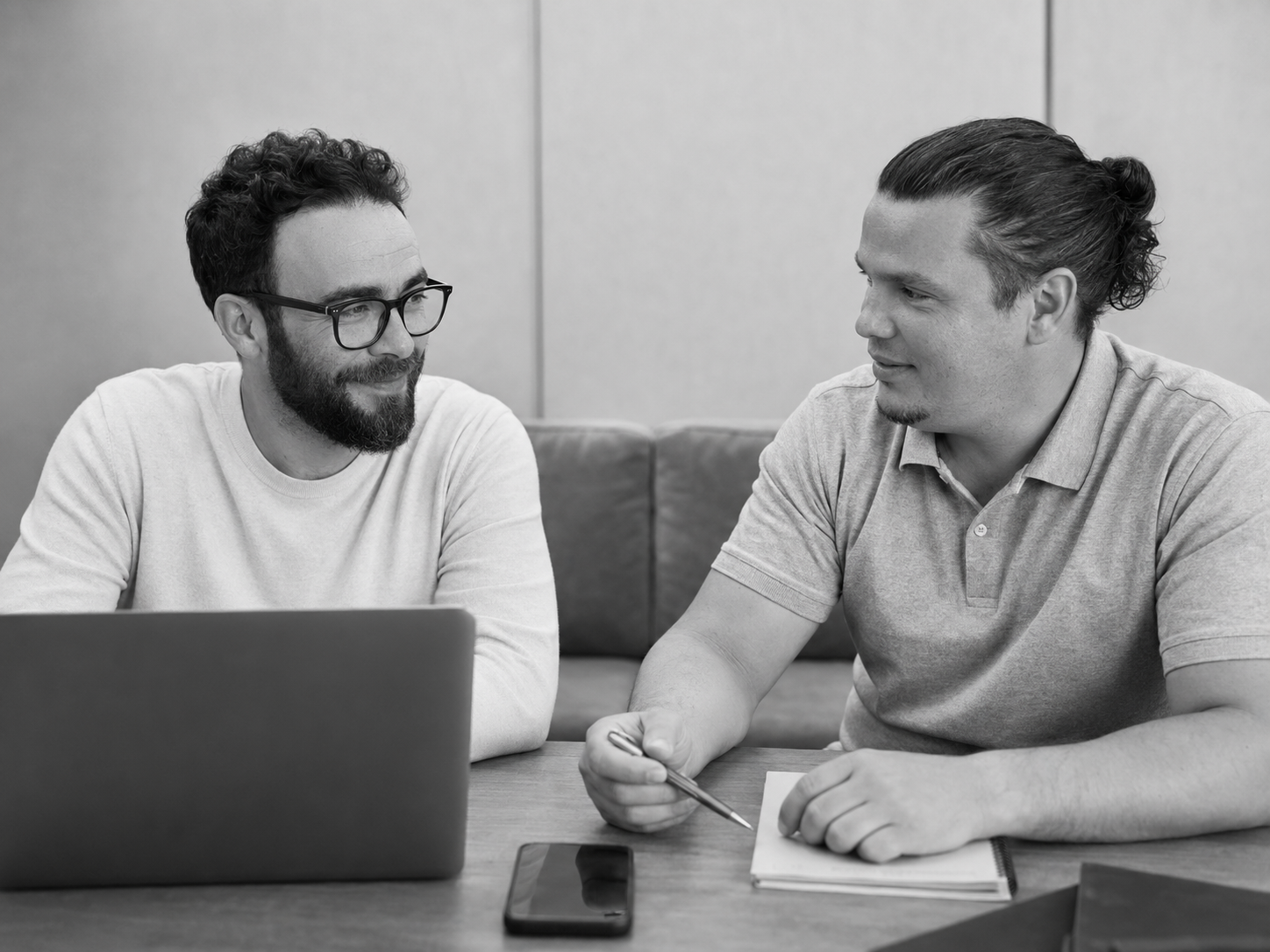 Jérôme Dron et Sabri Heddadji, co-fondateurs de SmartForge, en discussion de travail