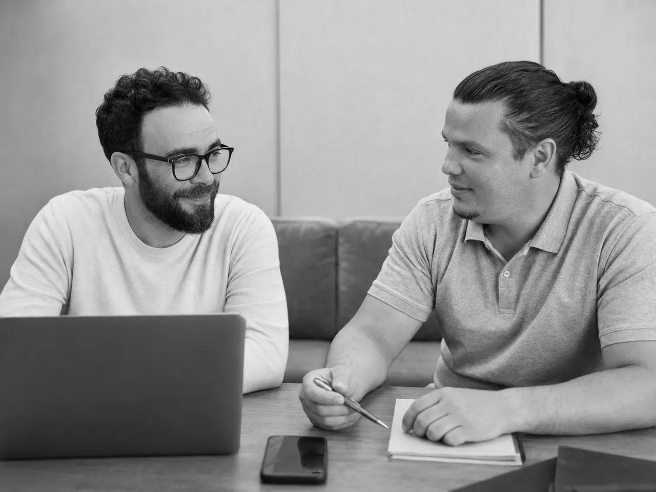 Jérôme Dron et Sabri Heddadji, co-fondateurs de SmartForge, en discussion de travail